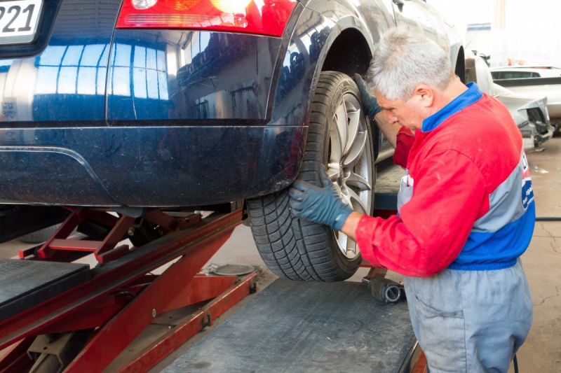 ecommerce-PONTEVES-min_auto_repair_repair_lift_auto_mechanic_work_clothes_master_professional_man_of_the_fold-685629