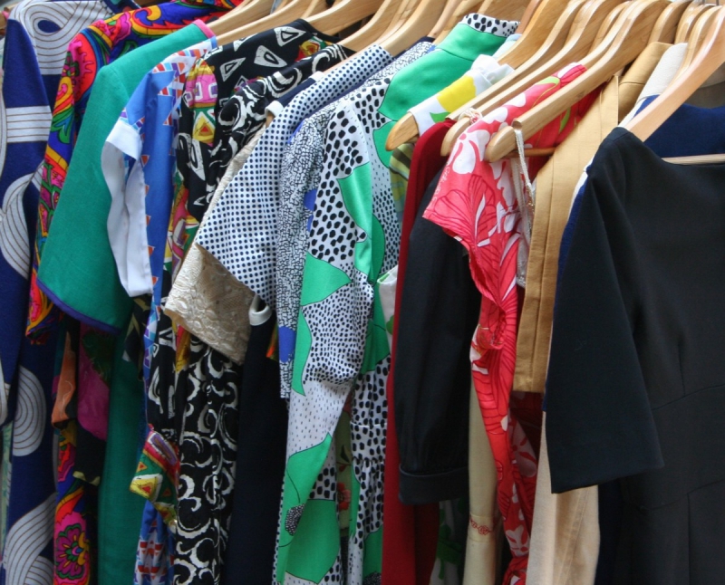 ecommerce-PONTEVES-min_dresses_apparel_clothing_clothes_clothes_hangers_wooden_hangers_retail_shop_closet-1149845