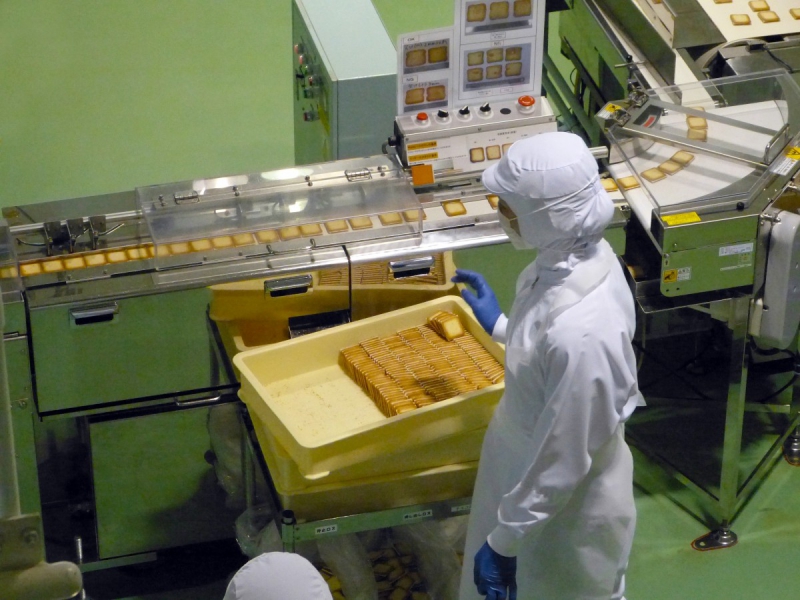 ecommerce-PONTEVES-min_japan_sapporo_chocolate_factory_label_packaging_cookie_machine_operator-961505